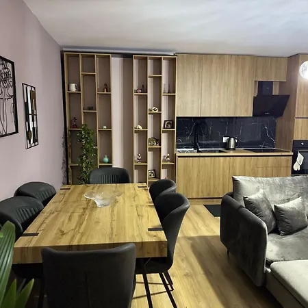 Charming Escape * 地拉那