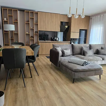 Charming Escape * 地拉那